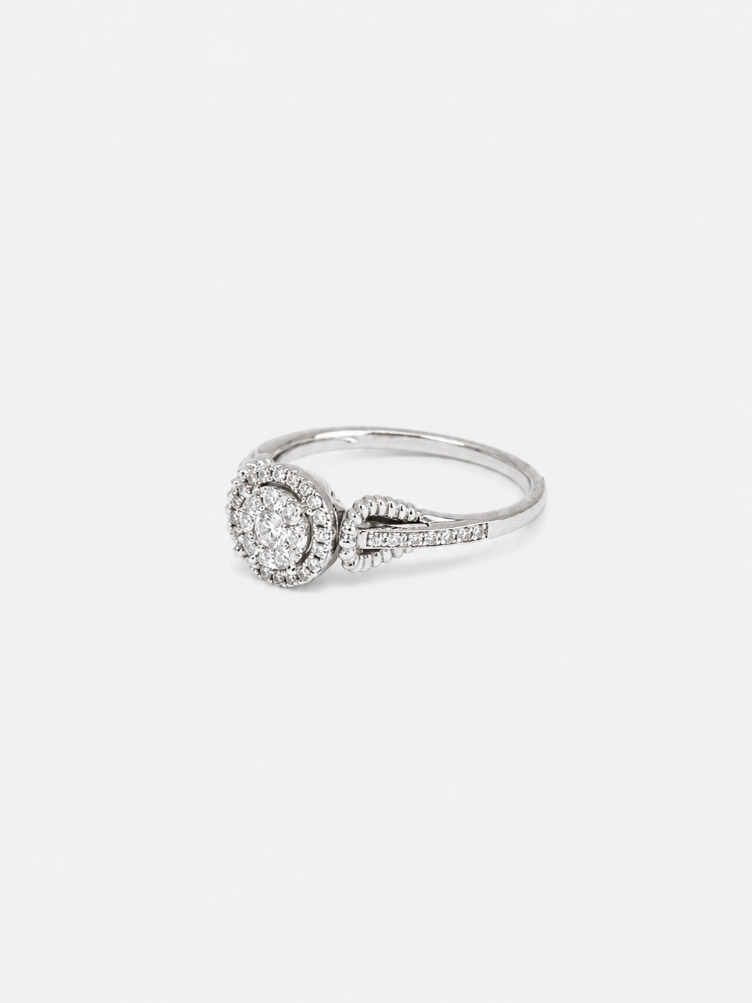 Round Diamond Ring with Side Stones